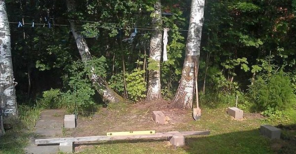 Le nivellement du site est la première étape de la construction d'un hangar à bois
