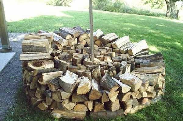 Nous continuons à empiler le bois de chauffage dans un cercle et à remplir le milieu.