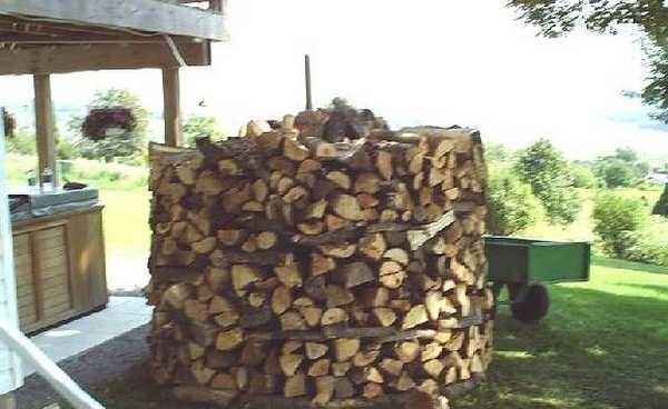 L'empilement du tas de bois est terminé