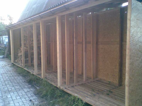 Un si grand hangar pour le bois de chauffage - une machine tient dans chaque section - environ 4 cubes
