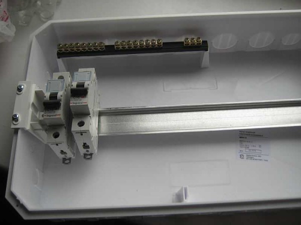 Une des variantes de rails DIN dans le boîtier de volet