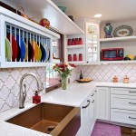 Le carreau a la même forme, mais les coutures sont frottées avec un composé coloré