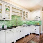 Tablier vert dans la cuisine blanche