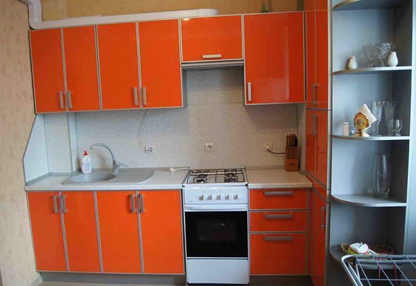 Les coins et les joints en MDF sont finis avec des coins en aluminium