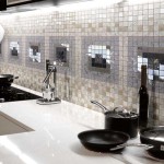 Il y a des modèles prêts à l'emploi attachés à la grille. Il est plus facile de travailler avec eux: une grille avec des carreaux fixés dessus est posée sur la solution, les coutures sont frottées avec une pâte contrastante ou assortie