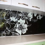 Les motifs floraux sont parmi les plus populaires dans la conception de cuisines. Ils adoucissent la sévérité forcée des lignes de meubles