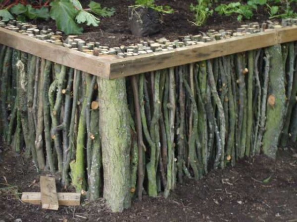 Une clôture faite de branches - il n'y a presque aucun coût, sauf pour le temps