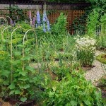 Petit jardin à la française, et même une sculpture est