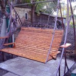 Une telle balançoire en métal de vos propres mains peut être fabriquée si vous avez une cintreuse de tuyaux