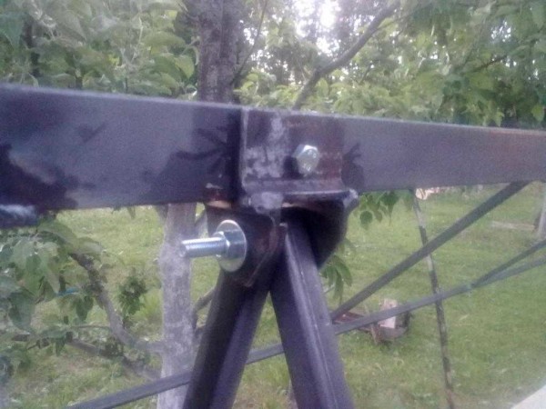 Un moyen de fixer une balançoire métallique à la barre avant