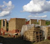 La maison en adobe est 100% écologique, chaleureuse et bon marché. Conte de fées, pas de technologie