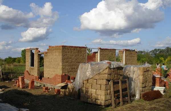 La maison en adobe est 100% écologique, chaleureuse et bon marché. Conte de fées, pas de technologie