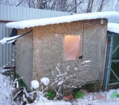 Un hangar chaud pour les poulets et l'éclairage sont importants pour leur bien-être normal.