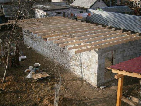 Ceux qui vont sérieusement élever de la volaille devraient penser à construire un poulailler en béton cellulaire: c'est léger, chaud