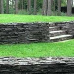 Décoration de mur de soutènement avec pierre déchirée