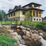 Utiliser la pente pour construire un ruisseau et des cascades est une technique classique qui ne perd pas de sa pertinence