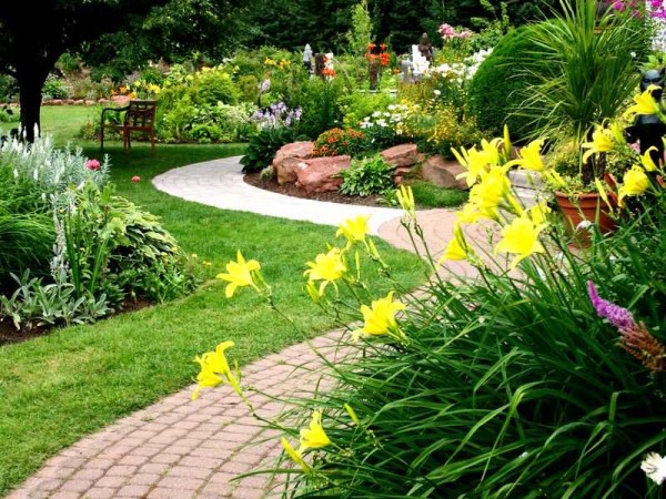 Parterres, parterres de fleurs, bordures, rocailles, toboggans et allées de jardin - voilà ce qui peut être utilisé pour décorer le site