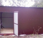 Grange en métal avec plancher de bois