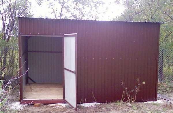 Grange en métal avec plancher de bois