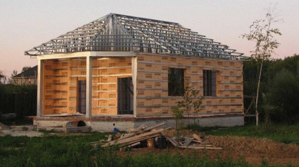 La charpente de la maison en métal est assemblée, les travaux d'isolation des murs ont été partiellement commencés