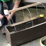 Une autre conception d'une petite serre sur le balcon à partir d'arcs