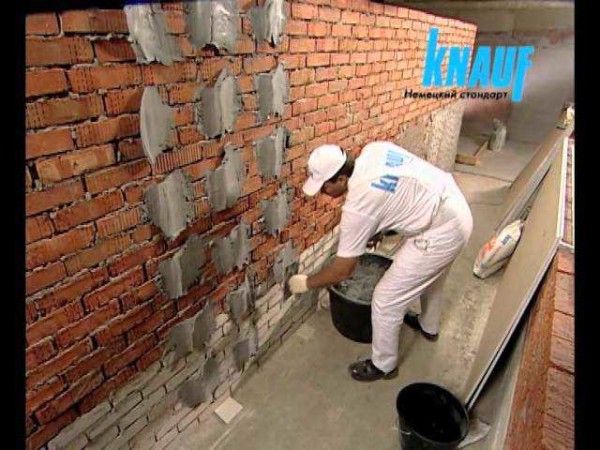 Nous cousons les murs avec des plaques de plâtre: nous collons sur une composition spéciale