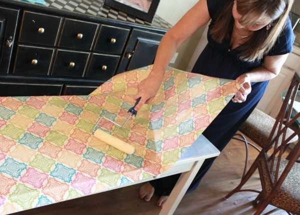 Le papier est collé progressivement, roulez-le avec un rouleau pour qu'il n'y ait pas de bulles
