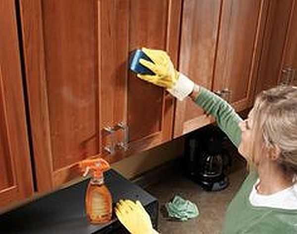Une éponge chaude et un nettoyant à l'huile d'orange restaureront l'éclat des meubles en bois