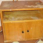 Ceci est une vieille table de chevet. Nous allons le limiter