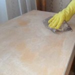 Une fois le revêtement de vernis enlevé (le broyeur a aidé à faire face plus rapidement), ils l'ont recouvert d'une couche de mastic, réparant les copeaux et les fissures, puis poncé pour obtenir une douceur.