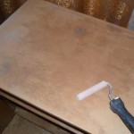 La surface, ramenée à un état normal, a été recouverte d'apprêt, puis peinte deux fois avec de la peinture acrylique