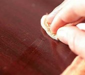 Les rayures sont peintes, puis le revêtement est restauré
