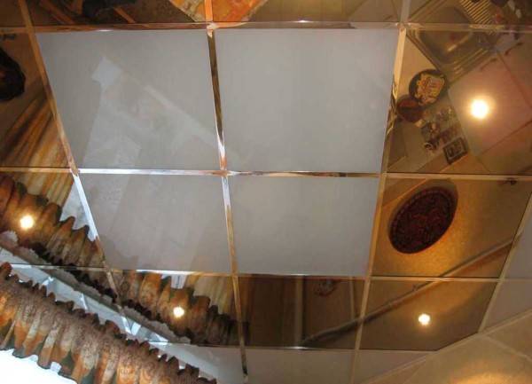 Il y a des panneaux de plafond en feuille de PVC