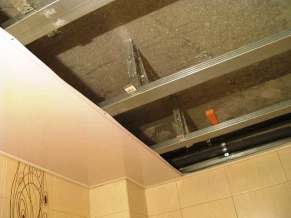 Plafond suspendu en panneaux en plastique