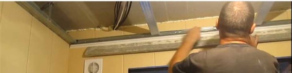 Installation d'un profil de départ pour panneaux plastiques