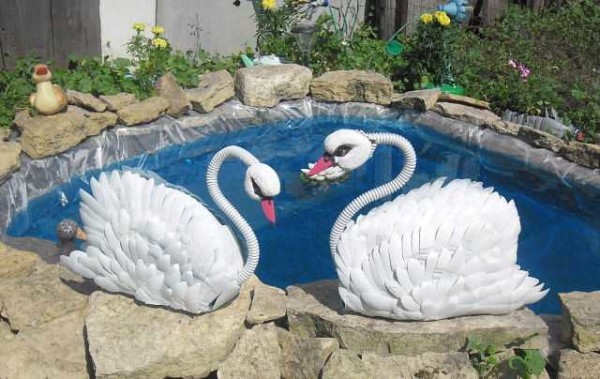Le corps de ces cygnes décoratifs est fait de pneus et toutes les pièces sont faites de matériaux de rebut