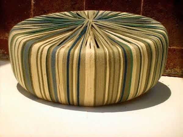 Coupez le vieux tricot en rayures, roulez-le en boules, enveloppez le pouf avec le haut. Le résultat est devant toi