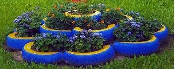 Une autre façon de faire un parterre de fleurs à plusieurs niveaux à partir de pneus