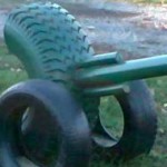Le désir éternel des garçons de jouer à des jeux de guerre s'intensifiera s'il y a un canon sur le terrain de jeu ... presque comme un vrai