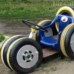 La voiture de course pour enfants en pneus convient également à l'aire de jeux de la maternelle