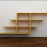 Rien de compliqué: il est facile d'assembler une telle étagère de vos propres mains et la vue n'est pas standard