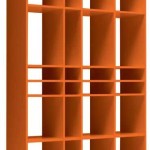 Cela ressemble plus à une bibliothèque ou même à une armoire, mais l'essence ne change pas - la couleur d'origine et les petites étagères intéressantes dans la partie centrale et la structure semblent intéressantes