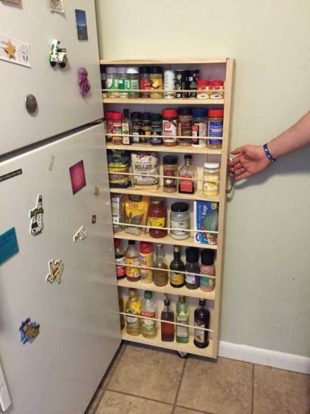 Il est facile de fabriquer une telle étagère coulissante sur roulettes pour différents pots.