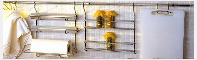 Ces étagères de cuisine suspendues sont confortables et fonctionnelles. Sur le même tuyau, vous pouvez avoir une histoire et la faire vous-même