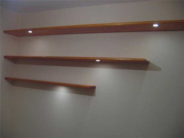 L'étagère design la plus simple pour le bas du mur pour les livres (utilisant un support secret)