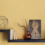 Le thème est le même, l'ambiance est différente. Et uniquement en raison du fait qu'il n'y a pas un contraste aussi brillant entre la couleur du mur et la couleur de l'étagère