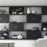 Une combinaison d'étagères ouvertes et fermées. Forme personnalisée - coins arrondis et tout nouveau look
