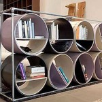 Tuyaux en plastique de grand diamètre installés dans le cadre. Voici une étagère inhabituelle