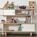 Une combinaison d'étagères ouvertes et fermées - pratique pour les enfants d'âge préscolaire
