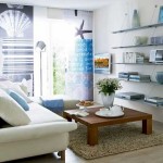 Intérieur clair dans des couleurs claires et les mêmes étagères